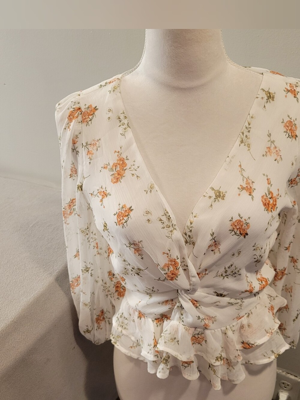 Lulus White Cropped Floral Long Sleeves Top Blouse Size Small